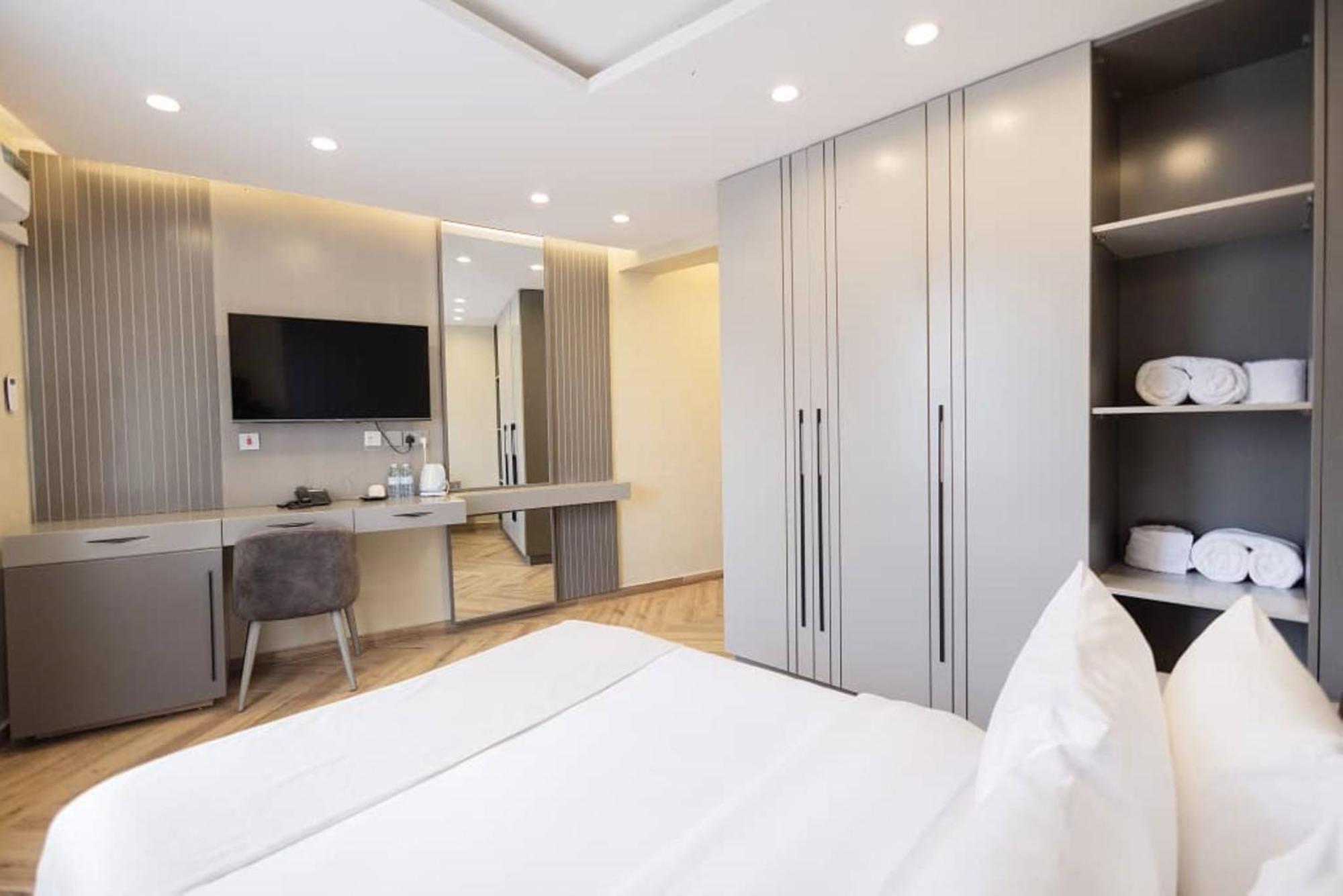 Grik Hotel - Entebbe Zewnętrze zdjęcie