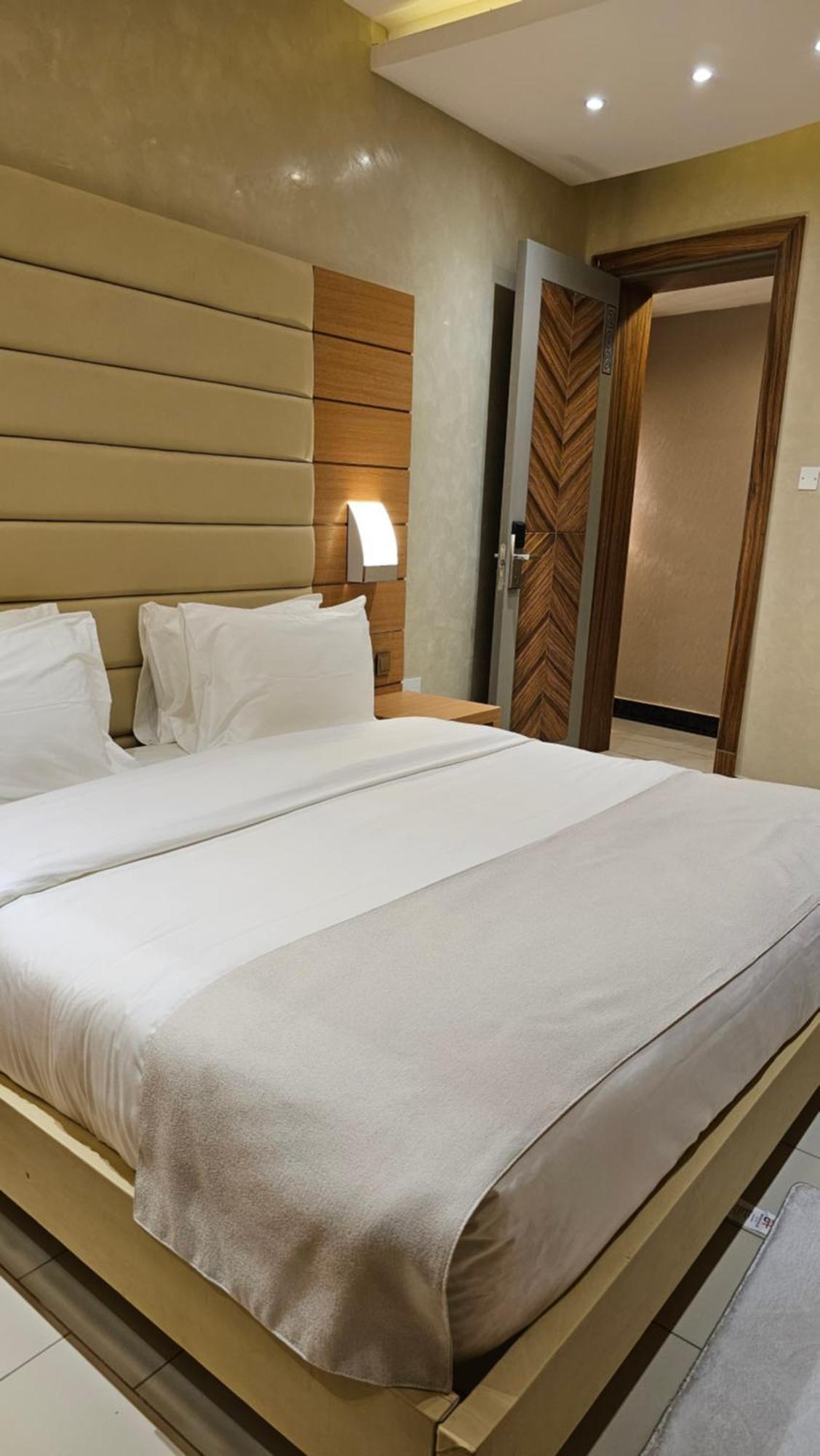 Grik Hotel - Entebbe Zewnętrze zdjęcie